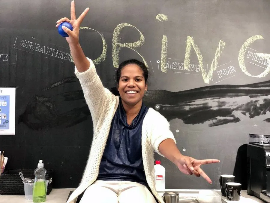 Collaboratrice Dring devant le tableau noir « DRING — Asking for greatness »